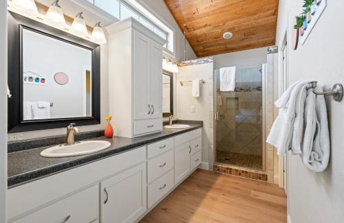 Sturgeon Bay Casa | Upper Deck by Simple Life Rentals