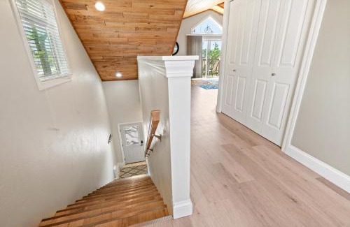 Sturgeon Bay Casa | Upper Deck by Simple Life Rentals