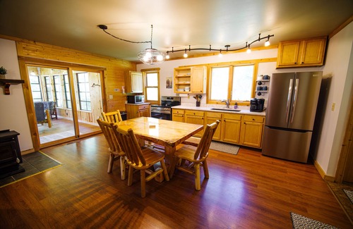 Wisconsin Dells Cabina | Upper Dells Riverfront / Private Dock / Kayaks / Firepit
