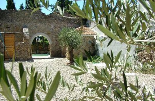 Ferrals-les-Corbieres Casa | Graneros de granja ubicado en un patio cerrado con piscina climatizada