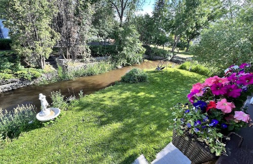 South Central Casa | Upper House 2 bedroom Kelowna's Little Island near downtown, hospital and lake
