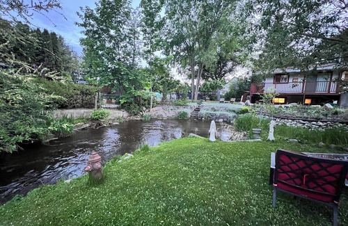 South Central Casa | Upper House 2 bedroom Kelowna's Little Island near downtown, hospital and lake