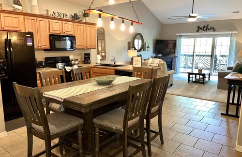 Hollister Condominio | Upper Level Condo A-9 on Table Rock Lake by RedAwning