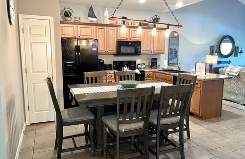 Hollister Condominio | Upper Level Condo A-9 on Table Rock Lake by RedAwning