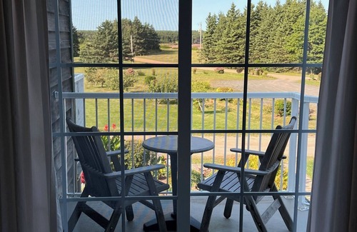 Little Pond Apartamento | Upper level end unit
