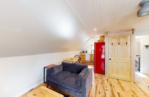 Lake Township Apartamento | Upper level retreat with a furnished deck, fireplace, fast WiFi, & full kitchen