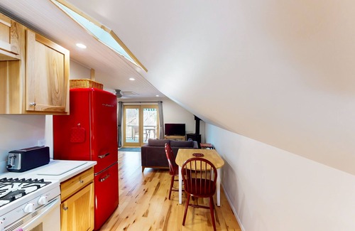 Lake Township Apartamento | Upper level retreat with a furnished deck, fireplace, fast WiFi, & full kitchen