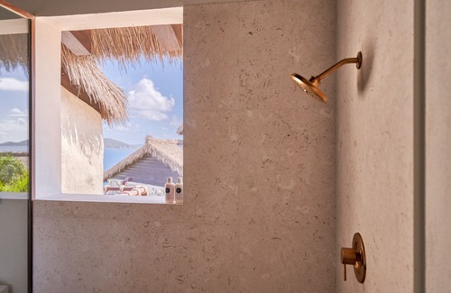East End Apartamento | Upper‑Level Suite with Loft & Private Deck in BVI