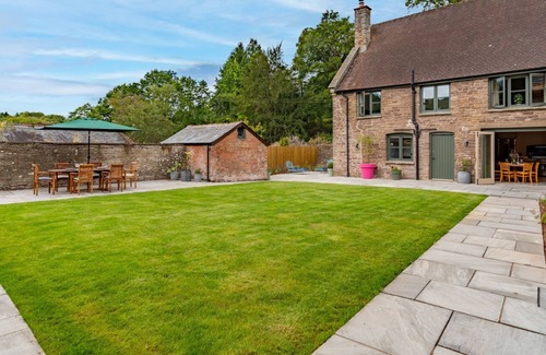 Longtown Cabaña | Upper Lodge at Kentchurch - sleeps 6 guests in 3 bedrooms