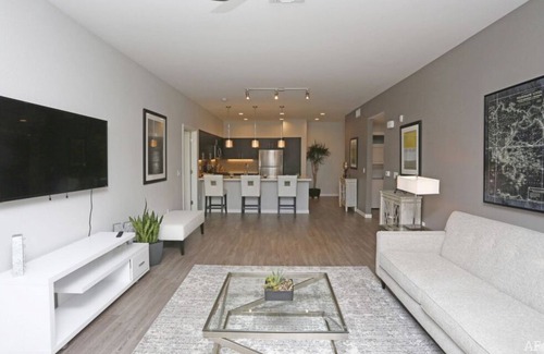 Menlo Park Condominio | Upscale 1BR Condo in Menlo Park with Poolside Relaxation