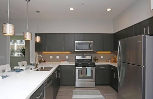 Menlo Park Condominio | Upscale 1BR Condo in Menlo Park with Poolside Relaxation
