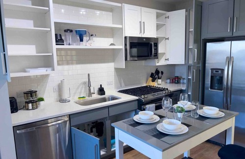 Charlotte Apartamento | Upscale 2 Bed Suite—In Waverly!