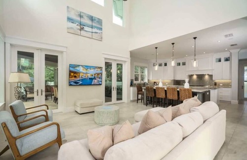 Stuart Villa | Upscale 2018 Elegant Mansion with Pool