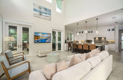 Stuart Villa | Upscale 2018 Elegant Mansion with Pool
