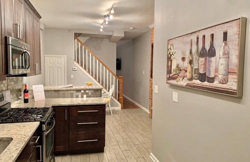 Downtown Baltimore Casa | Upscale 2BD/1.5BA townhome mins to JHH & downtown