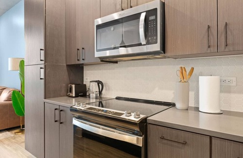 Channel District Apartamento | Upscale 2BR Stay | Minutes from Convention Center