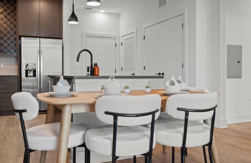 Channel District Apartamento | Upscale 2BR Stay | Minutes from Convention Center