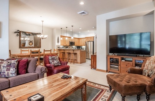 Woodwinds Casa | Upscale 4 Bed, 3 Bath at the Woodwinds with Mountain Views, Private Hot Tub, and Garage sleeps 10