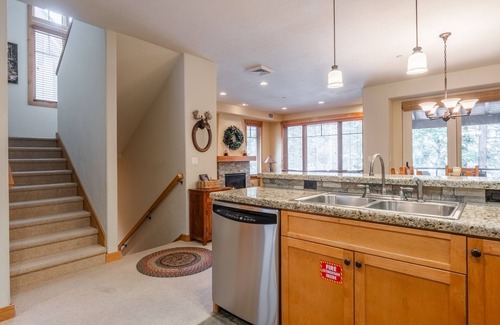 Woodwinds Casa | Upscale 4 Bed, 3 Bath at the Woodwinds with Mountain Views, Private Hot Tub, and Garage sleeps 10