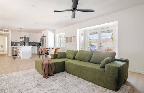 New Papago Parkway Casa | Upscale 4-Bed Cozy Retreat with Hot tub, Pool & Outdoor theatre