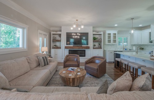 Athens Casa | Upscale 4BR Walk to Stadium and Downtown