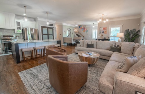 Athens Casa | Upscale 4BR Walk to Stadium and Downtown