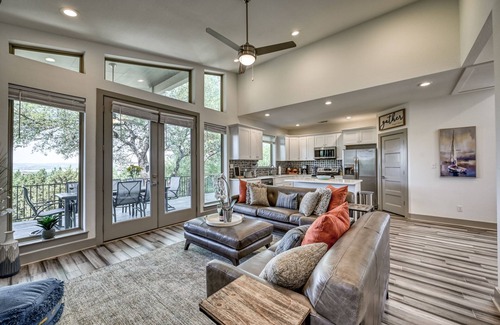 Point Venture Casa | Upscale 5BR Home on Lake Travis With Hottub & Lake Views