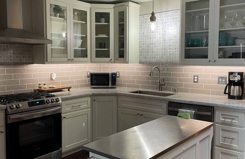 Coos Bay Apartamento | Upscale apartment with rooftop patio in downtown Coos Bay.