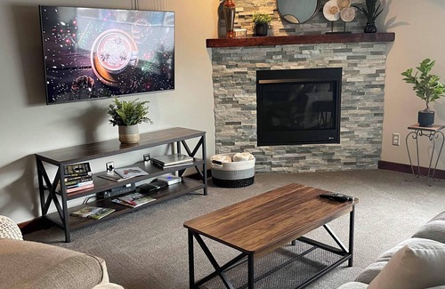 Coos Bay Apartamento | Upscale apartment with rooftop patio in downtown Coos Bay.