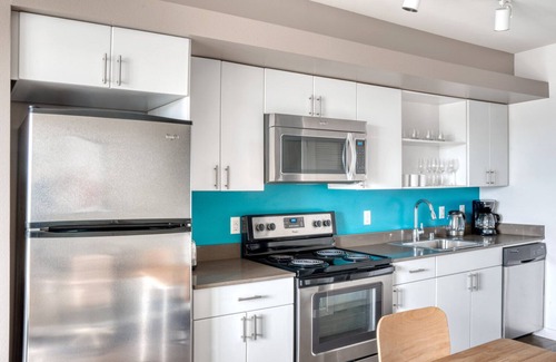 West Woodland Apartamento | Upscale Ballard 1BR w/ BBQ, Lounge & W/D, onsite retail, by Blueground