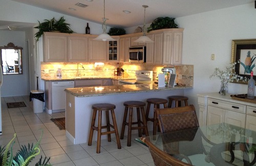 Key Colony Beach Casa | Exclusivo Hermoso Duplex W / Pvt. Piscina / Cabana Club & Inch Beach!