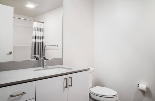 Wilburton Apartamento | Upscale Bellevue Studio w/ Rooftop & W/D, nr Shopping, by Blueground