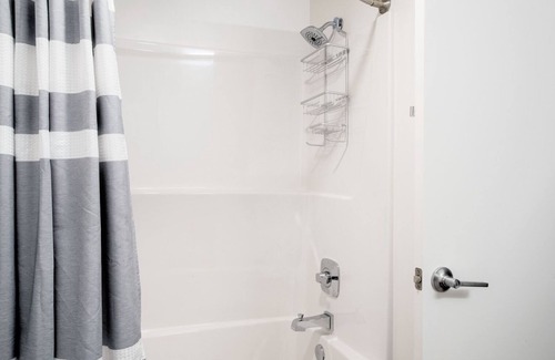 Wilburton Apartamento | Upscale Bellevue Studio w/ Rooftop & W/D, nr Shopping, by Blueground