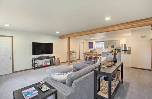 Bend Cabina | Upscale Bend Barn w/ Deck - Close to Trails!