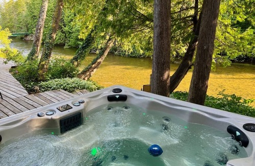 Mayfield Casa | Upscale Boardman River! Hot Tub! Fireplace!