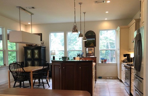 Carriere Otro | Upscale cabin on 12 acres with stocked pond, great porch, and gourmet kitchen!