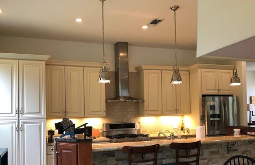 Carriere Otro | Upscale cabin on 12 acres with stocked pond, great porch, and gourmet kitchen!