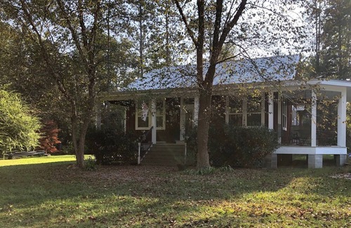 Carriere Otro | Upscale cabin on 12 acres with stocked pond, great porch, and gourmet kitchen!