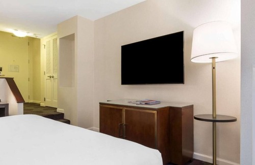 Magnificent Mile Hotel | Upscale City Center Stay | Prime Locale | City Views | Pets Allowed