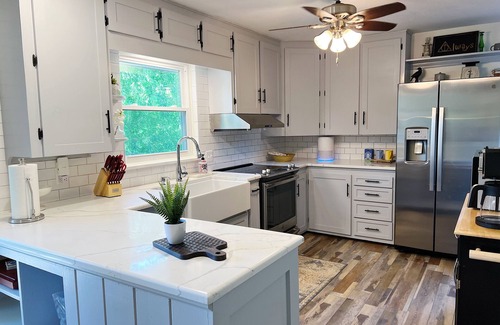 Winston - Salem Cabaña | Upscale City Cottage Getaway