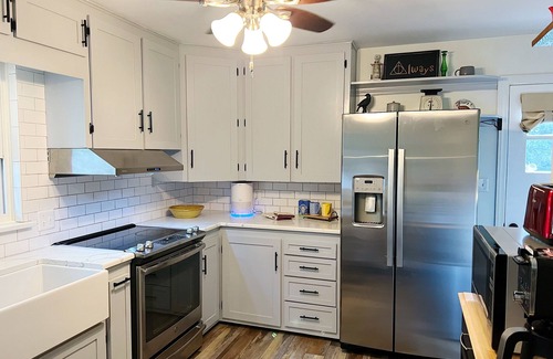 Winston - Salem Cabaña | Upscale City Cottage Getaway