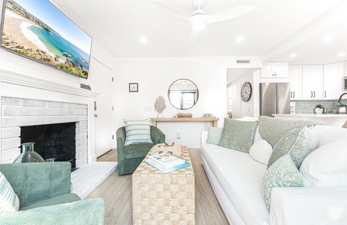 West Newport Condominio | Upscale Coastal Home w/Central AC | Just 1/2 Block to Beach | Walk to Everything!