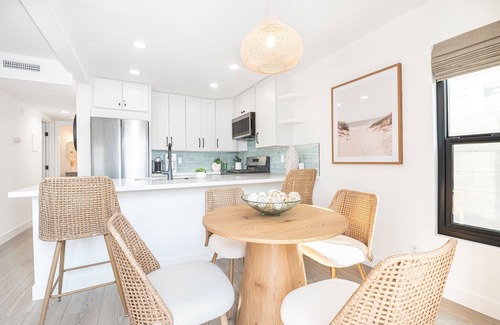 West Newport Condominio | Upscale Coastal Home w/Central AC | Just 1/2 Block to Beach | Walk to Everything!