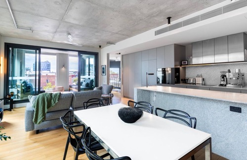 Collingwood Apartamento | Upscale Collingwood Retreat - High-End Apartment with Car Park