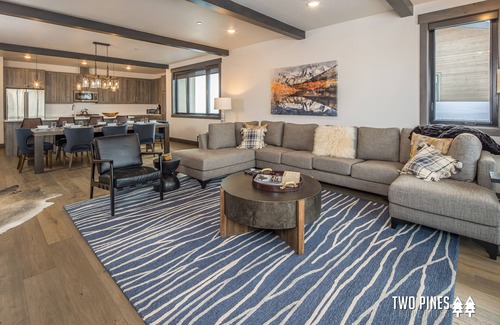 Big Sky Condominio | Upscale Condo! With Stunning Views, and 2 Min Drive to Big Sky Resort!