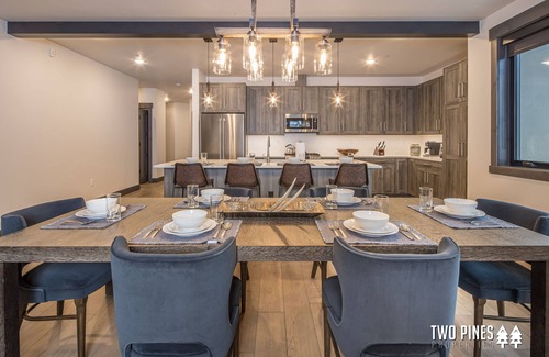 Big Sky Condominio | Upscale Condo! With Stunning Views, and 2 Min Drive to Big Sky Resort!
