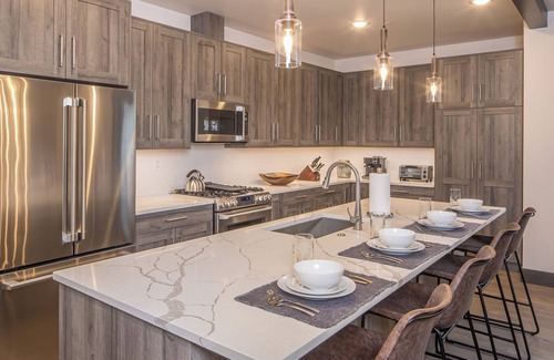 Big Sky Condominio | Upscale Condo! With Stunning Views, and 2 Min Drive to Big Sky Resort!