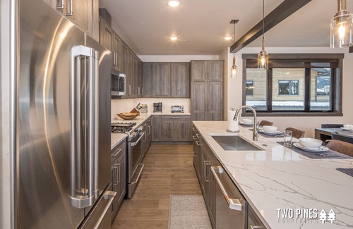 Big Sky Condominio | Upscale Condo! With Stunning Views, and 2 Min Drive to Big Sky Resort!
