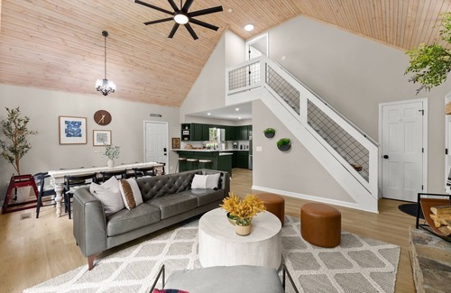 Sautee Nacoochee Cabina | Upscale Creek Retreat:Theater&Pickleball, in Helen