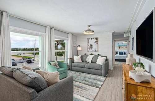 New Smyrna Beach Apartamento | Upscale Dog Friendly and STEPS to the Beach! Spacious Modern Chic Condo!